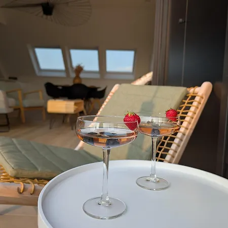 Vloed By Bloss, Familieappartement Met Buitenzwembad En Garage Διαμέρισμα