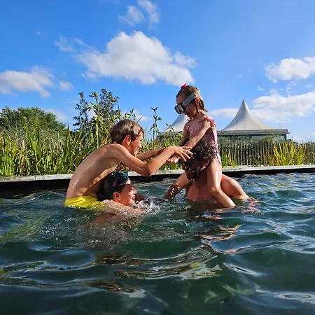 Vloed By Bloss, Familieappartement Met Buitenzwembad En Garage Διαμέρισμα