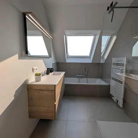 Lägenhet Vloed By Bloss, Familieappartement Met Buitenzwembad En Garage